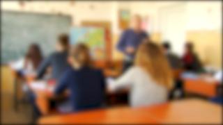 Profesor de religie de la un liceu de top din Arad, acuzat de eleve că le jigneşte şi face aluzii despre viol. Directoarea: "Poate depășește limitele"