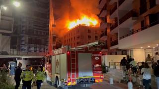 Incendiu puternic pe Şoseaua Nordului din Bucureşti. Arde intens acoperișul unui apartament de tip penthouse