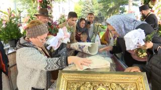 Un bărbat a venit cu covorul la moaştele Sfintei Parascheva. Cum şi-a explicat gestul