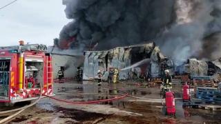 Incendiu puternic la un depozit din Voluntari. Din interior se aud explozii, sunt flăcări și degajări mari de fum. Ministerul Mediului: Nu ieșiți din casă