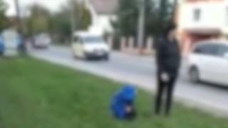 Dosar penal pentru mama care și-a bătut copilul în fața școlii din Sighetul Marmației. Micuțul ar putea ajunge în grija rudelor sau a asistenților maternali