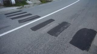 "Muncitorul care mi-a renovat casa şi-a şters trafaletul de asfalt". Scuza găsită de un bistriţean care şi-a făcut propria "zebră" în faţa curţii