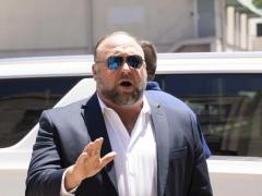 Alex Jones, cunoscut adept al teoriilor conspirației, obligat să plătească despăgubiri de 1 miliard de dolari