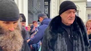 Un pelerin i-a cerut lui Gigi Becali o baracă, la Sf. Parascheva. Reacţia patronului FCSB