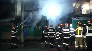 Incendiu puternic, la două case din Bucureşti. Pompierii au intervenit cu 8 autospeciale