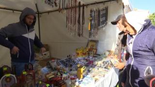 "Fără Sfânta nu se poate". Record de pelerini, vânzări pe măsură, la Sfânta Parascheva. Unii credincioşi au scos din buzunare 3.000 de lei pentru o icoană
