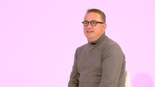 Marius Vizante interpretează şapte personaje, într-o piesă la Teatrul de Comedie