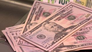 Puterea dolarului, o sabie cu două tăişuri: aduce scumpiri, dar şi o şansă de a face economii pentru unii români