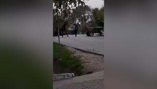 Bărbat din Olt, filmat în timp ce îşi loveşte cu bestialitate calul. Imaginile au devenit virale pe internet