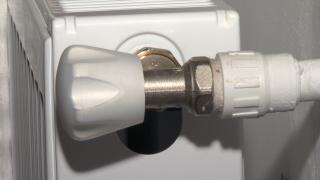 Căldură livrată cu porţia, în blocurile din Capitală. Termoenergetica va încărca treptat instalaţiile: unde ajunge mai repede agentul termic