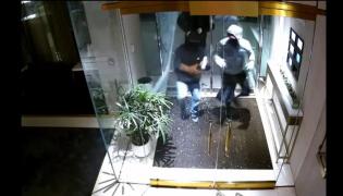 Magazin de bijuterii din New York, devastat de trei hoți. Paguba este evaluată la 500.000 de dolari