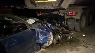 Accident grav în Iași: un tânăr a murit, iar altul a ajuns la spital, după ce mașina în care se aflau a intrat într-o basculantă