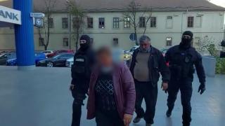 "Nu-i adevărat! Nu i-am exploatat". Asistent maternal, reținut în Timiș. Împreună cu soția și fiica ar fi pus la munci grele 4 copii luați în plasament