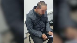 Cum a încercat un bărbat care nu ştia să-şi citească nici numele să obţină permisul auto: "Ai parcurs cele 25 de întrebări sau ai citit în diagonală?" / "Hmm, ce-mi zicea ăla în cască"