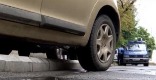 Șoferii pot rămâne fără maşini dacă le parchează pe trotuar. Deputații au decis că Poliția Rutieră le poate ridica