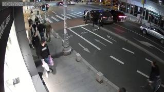 ”Bodyguardul lui Dumnezeu”, reţinut după ce a pălmuit un şofer în trafic, a băut şi mâncat fără să plătească şi a fugit dintr-o florărie cu un buchet de 5.000 de lei