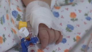 "A fost o minune că a supravieţuit". O mamă îi acuză pe medicii de la Spitalul Cluj că au încercat să ascundă infecția bebelușului ei cu un diagnostic fals