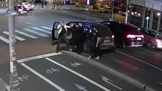 Ameninţări cu sabia la semafor. Interlopul Mircea Ursu, filmat în timp ce loveşte un şofer din Bucureşti. ”Bodyguardul lui Dumnezeu”, reţinut de poliţişti