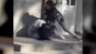 Bătaie ca-n filme într-un liceu din Capitală. O elevă îşi loveşte cu pumnii şi picioarele colega, sub privirile celorlalţi copii