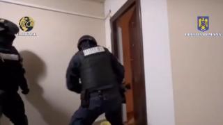 O bătrânică din Satu Mare a leşinat când s-a trezit cu mascaţii peste ea. Forţele speciale greşiseră etajul în căutarea unui traficant de droguri