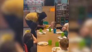 O glumă neinspirată le-a adus acuzaţii de abuz. Cinci angajate ale unei grădiniţe au purtat măşti de Halloween ca să sperie copiii