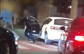 Bătaie în trafic, pe o stradă din Cluj. Un șofer și un pieton s-au luat la pumni, după ce ultimul ar fi traversat pe roșu