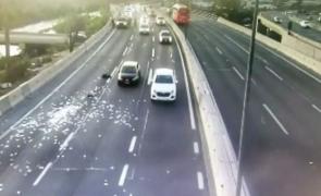 A "plouat" cu bani pe o autostradă din Chile. Explicaţia din spatele "miracolului"