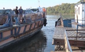 Tatăl copilaşului salvat din apele Dunării a izbucnit în plâns când şi-a strâns fiul în braţe. Scene sfâşietoare, după ce un băiat de 6 ani a căzut de pe bac, la Galaţi