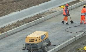Au plecat cu asfaltul proaspăt turnat, după ce nu au fost plătiţi. Răzbunarea unor constructori din Hunedoara care nu şi-au primit banii