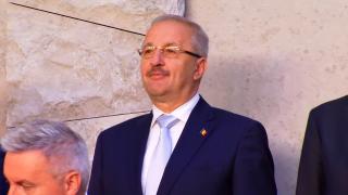 Gafele care au dus la plecarea lui Vasile Dîncu din funcţie. PSD ar putea ceda ministerul celor de la PNL