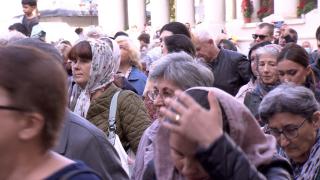 "L-a vindecat pe unchiul meu şi mi-a dăruit un loc de muncă bun". Mii de pelerini au venit la Bucureşti pentru a se închina la  moaştele Sfântului Dimitrie