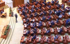 AUR vrea "oră de tradiţii" în programa școlară. Elevii, puși să învețe proverbe românești, arta țesutului și cum se cresc oile