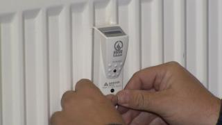 Românii care mai au doar două luni să își pună repartitoare de căldură sau contoare. Amenzi mari pentru cei care nu o fac