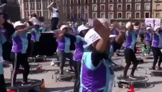 Record mondial doborât în Mexic. Aproape 4.000 de persoane au sărit pe trambulină pentru a promova un stil de viață sănătos