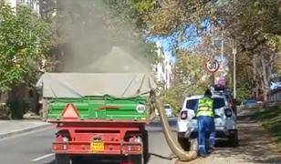 Firma de salubritate "campioană" la muncă inutilă. Aspiră praful şi frunzele pe o parte şi le dă afară pe cealaltă