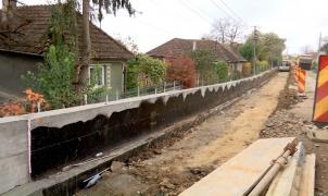 "De acum înainte, cu paraşuta". Localnicii dintr-o comună din Satu Mare, înconjuraţi de ziduri în propriile case după ce drumul a intrat în reabilitare