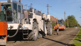 Premieră în România: Drumuri reabilitate cu lignină. Materialul experimental este folosit la turnarea fundaţiei, într-o comună din Timiș