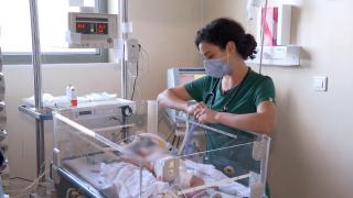 Copiii născuţi prematur, condamnaţi la o moarte aproape sigură, din cauza lipsei dispozitivelor de dozare a oxigenului. Carina şi Maria sunt doar două exemple