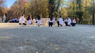 Flash mob, lângă "Masa Tăcerii" din Târgu Jiu. Zeci de studenți din Târgu Jiu au marcat într-un mod inedit 84 de ani de la inaugurarea Ansamblului Monumental Calea Eroilor