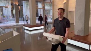 Elon Musk, pus pe glume înainte de achiziția Twitter. Miliardarul a intrat cu o chiuvetă în sediul companiei pentru a le transmite un mesaj viitorilor săi angajați
