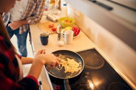 Egali pe hârtie, nu şi în bucătărie. Cum îşi împart cuplurile din România treburile casnice