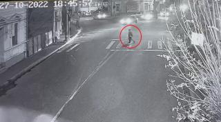 Spulberați de o șoferiță, pe o trecere de pietoni din Dej. Accidentul a fost filmat de o cameră de supraveghere