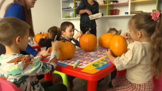 Dovlecii, bucuria copiilor de Halloween. Se distrează şi creează decoraţiuni inedite