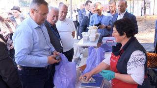 Producătorii de alimente tradiţionale sunt îngrijoraţi de scumpirile materiei prime. Ce a declarat premierul Nicolae Ciucă la un târg agricol