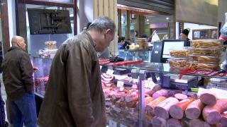 Previziunile analiştilor economici: Din cauza scumpirilor, românii vor cumpăra la suta de grame produsele de sărbători