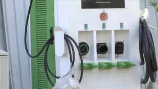 Dorel loveşte din nou în Galaţi. Staţie de încărcare pentru maşini electrice, montată pe un şantier abandonat şi închis cu gard