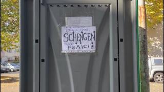 De ce nu mai au voie să tragă apa la toaletă zeci de locatari din Târgoviște. Autoritățile le-au confiscat până și toaleta publică din fața blocului