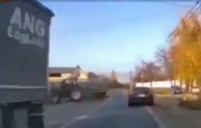 "Întâlnirea" dintre un tractor şi un TIR putea provoca un adevărat dezastru în Covasna. Un accident teribil, evitat la limită după ce TIR-ul a intrat în depăşire