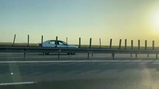 Un şofer a fost surprins cum circula cu viteză pe contrasens, pe A2. A evitat în ultimul moment impactul cu un TIR şi un microbuz