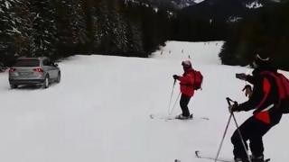 Ce amenzi primesc şoferii care urcă cu maşina pe pârtie